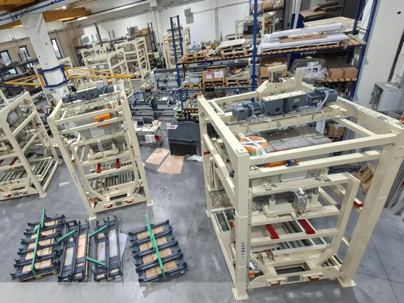 magazzino-con-strutture-metalliche-in-fase-di-montaggio